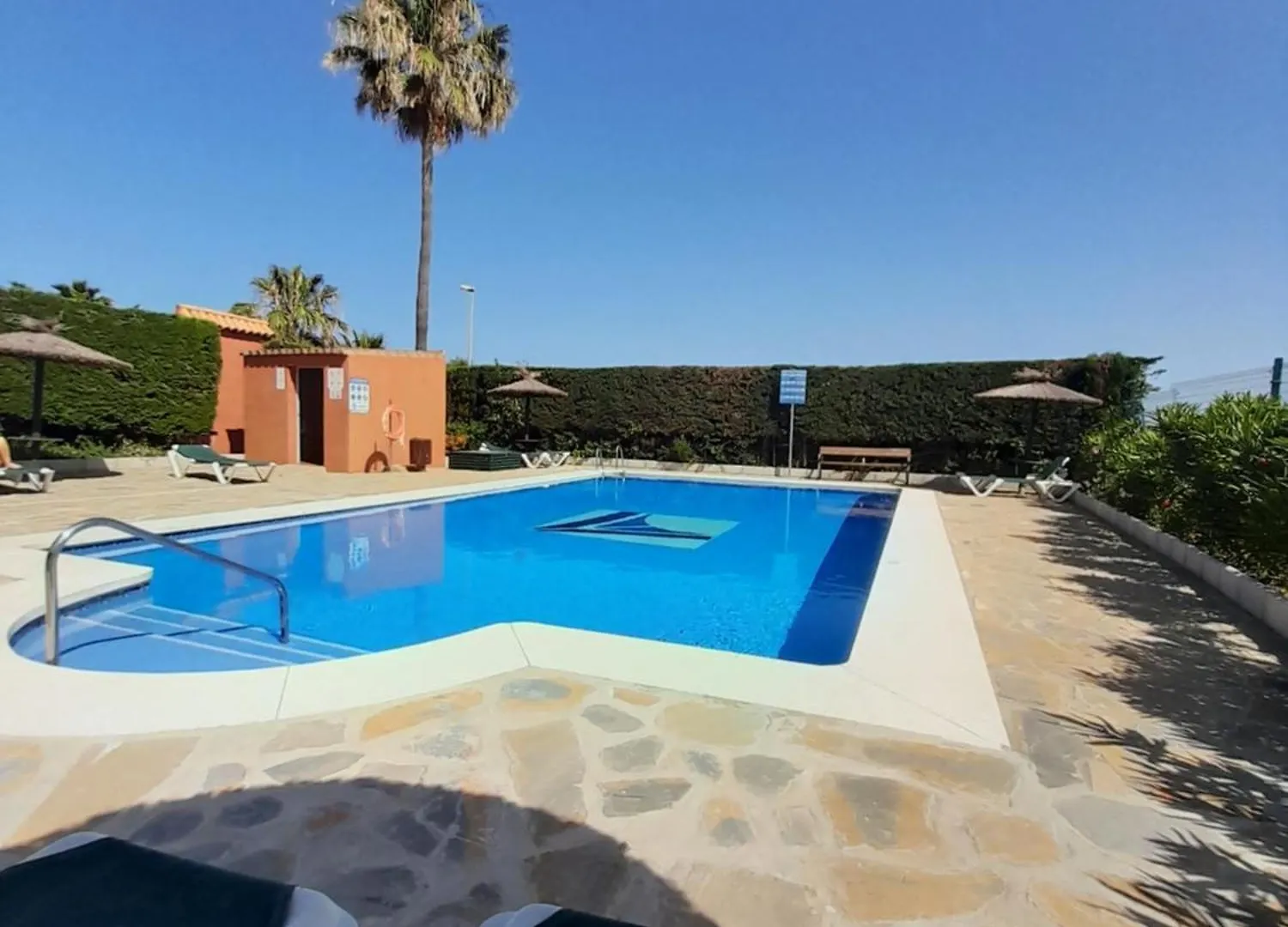 Apartamento Duplex Con Piscinas Y Maravillosas Vistas Al Mar Estepona